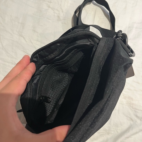 Black Stussy bag wire side crossbody messenger bag - Picture 4 of 6